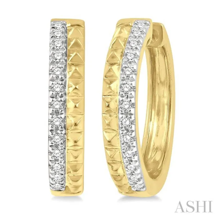 1/10 Ctw Pyramid Round Cut Diamond Huggie Earrings in 10K Yellow Gold