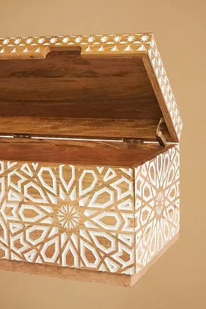 Decorative Wooden Albaron Blanket Box with Intricate Pattern - Stylish Storage Solution"